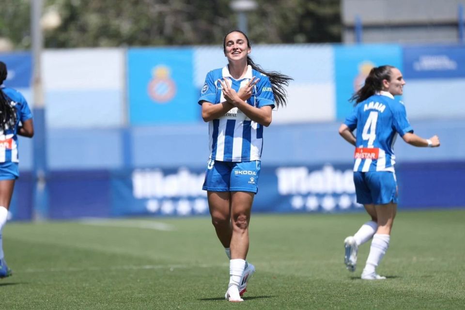 西班牙女足队员在友谊赛中夺得胜利